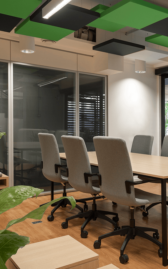 Profissional OfficeFlex segurando tablet
